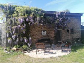 Gemütlicher Frühstücksplatz neben der Kunstscheune im Müllerhausgarten