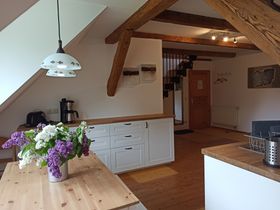 Am Esstisch ist Platz für sechs Personen.	

