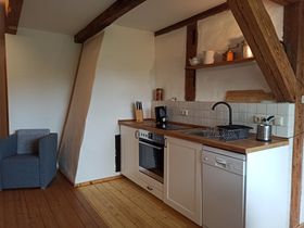 Die Küchen sind voll ausgestattet mit Herd, Backofen, Geschirrspüler und üblichen Kochutensilien.	

