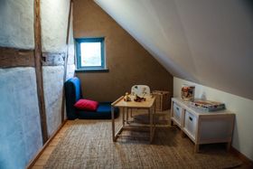 Direkt neben dem Esstisch der Wohnung „Ueckermünde“ befindet sich die Spielecke.