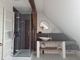 Mit Fußboden- und Handtuchheizung: Das geräumige Badezimmer der Wohnung Ueckermünde.