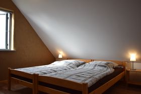 Das Doppelbett im Dachzimmer der Wohnung „Ueckermünde“.