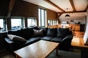 Das gemütliche Wohnzimmer des Appartements „Altwarp“ lädt zu Spiele-, Lese- oder Fernsehabenden ein.