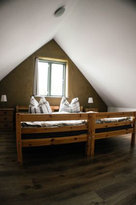 Doppelbett in der offenen Galerie der Wohnung „Altwarp“.