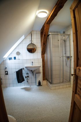 Mit Fußboden- und Handtuchheizung: Das geräumige Badezimmer der Wohnung „Altwarp“.